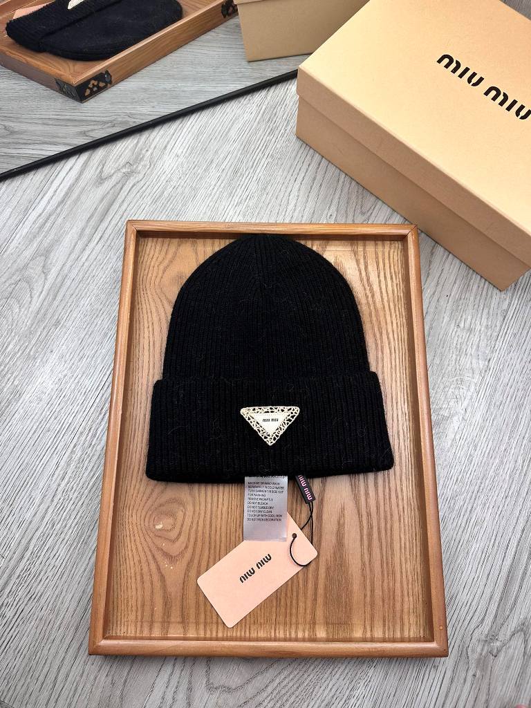 MiuMiu Beanies-002