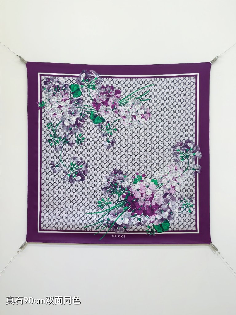 Gucci Double-Sided Silk Scarf-090